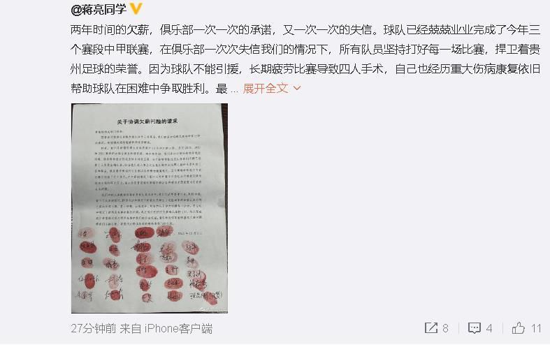 在这组大片中，杨幂或双眼凝神直视镜头，或歪头沉思不拘一格，举手投足间流露出的成熟魅力，大秀高贵大气的御姐范。