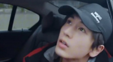 在晒出的聊天记录中，何洁一句“我断奶后第一个跟你喝”引发网友猜测“何洁是否已经生下三胎？